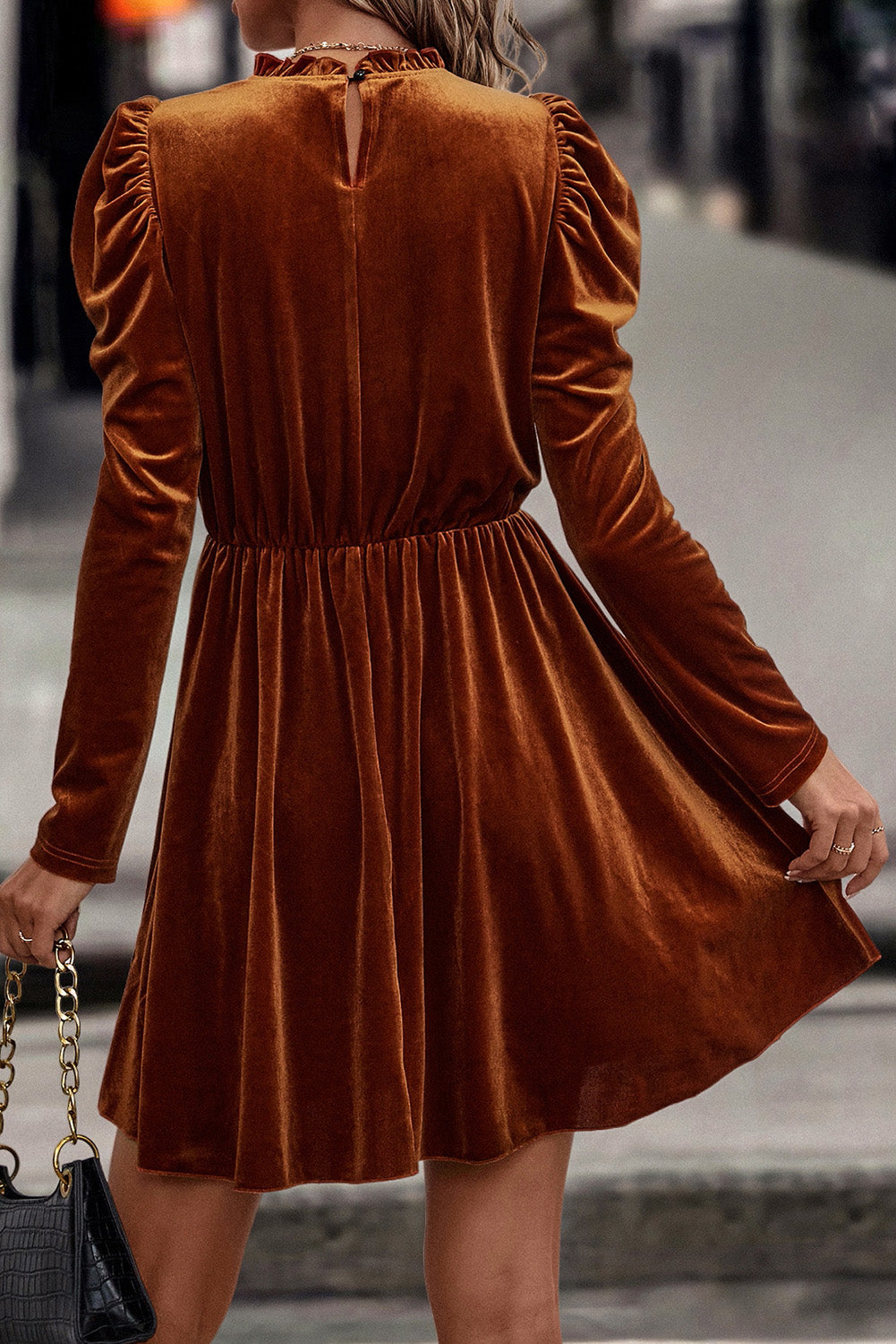 Vestido de terciopelo con mangas abullonadas