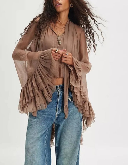 Blusa semitransparente tipo capa con lazo de BB Bellezachic, vista frontal, detalles de la tela y diseño elegante para mujer.
