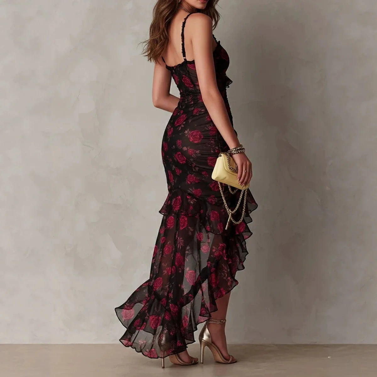 Vestido largo estampado de tirantes de BB Bellezachic, con diseño floral y estilo elegante para ocasiones especiales.