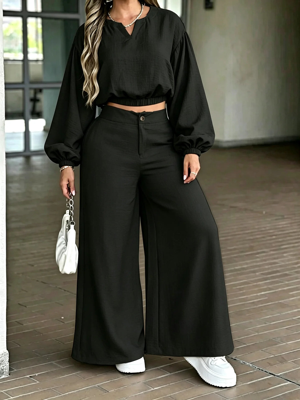 Conjunto de dos piezas con pantalón ancho de BB Bellezachic, diseño moderno y cómodo en tonos neutros.