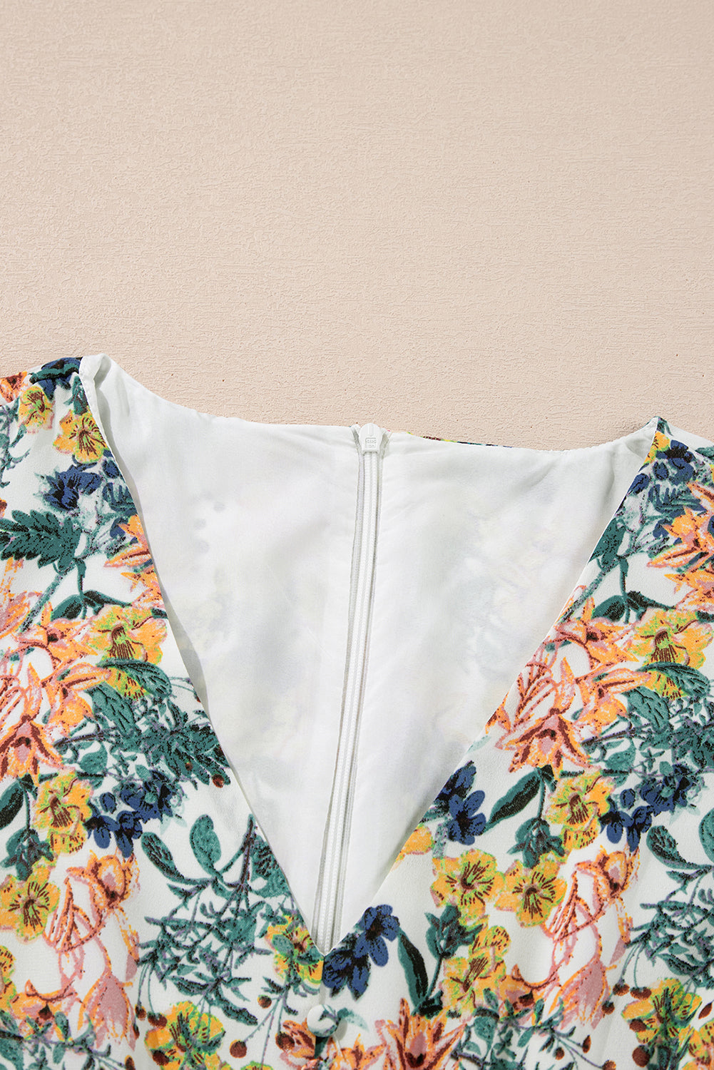 Vestido floral azul con escote en V y volantes