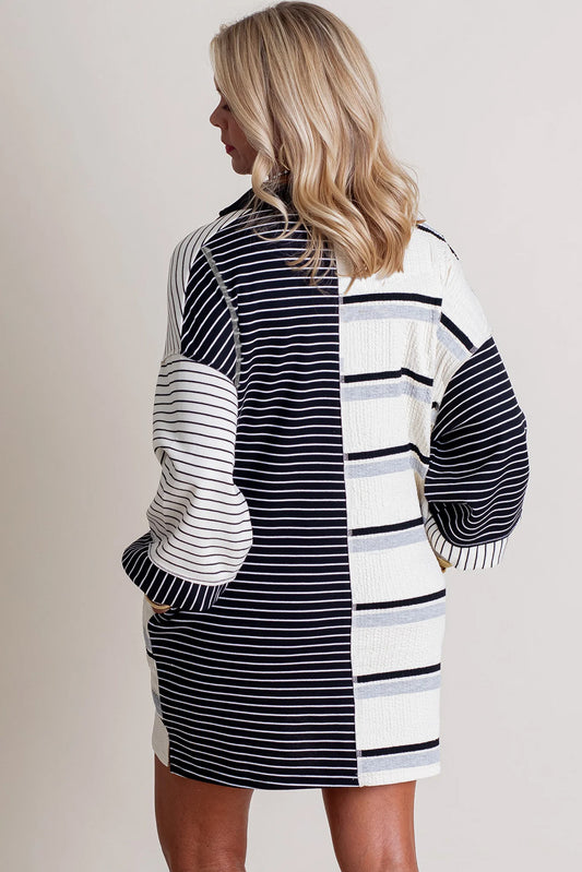 Vestido corto de punto a rayas con cuello Henley