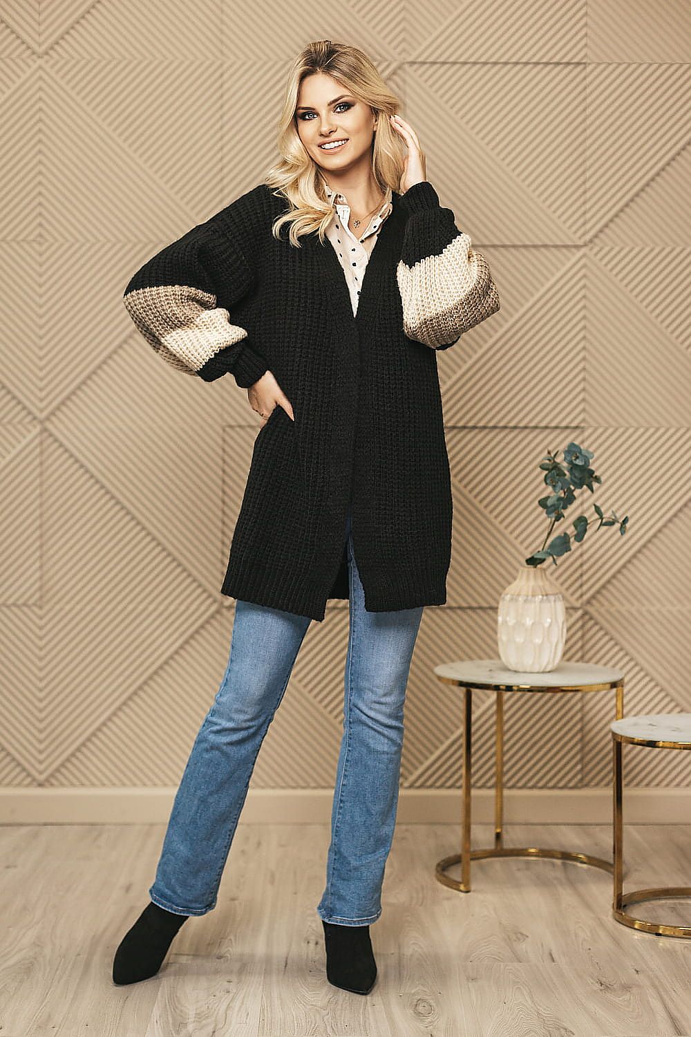 Cárdigan de punto holgado para mujer con rayas en contraste, de la marca PeeKaBoo, en color gris y blanco, mostrando el diseño.