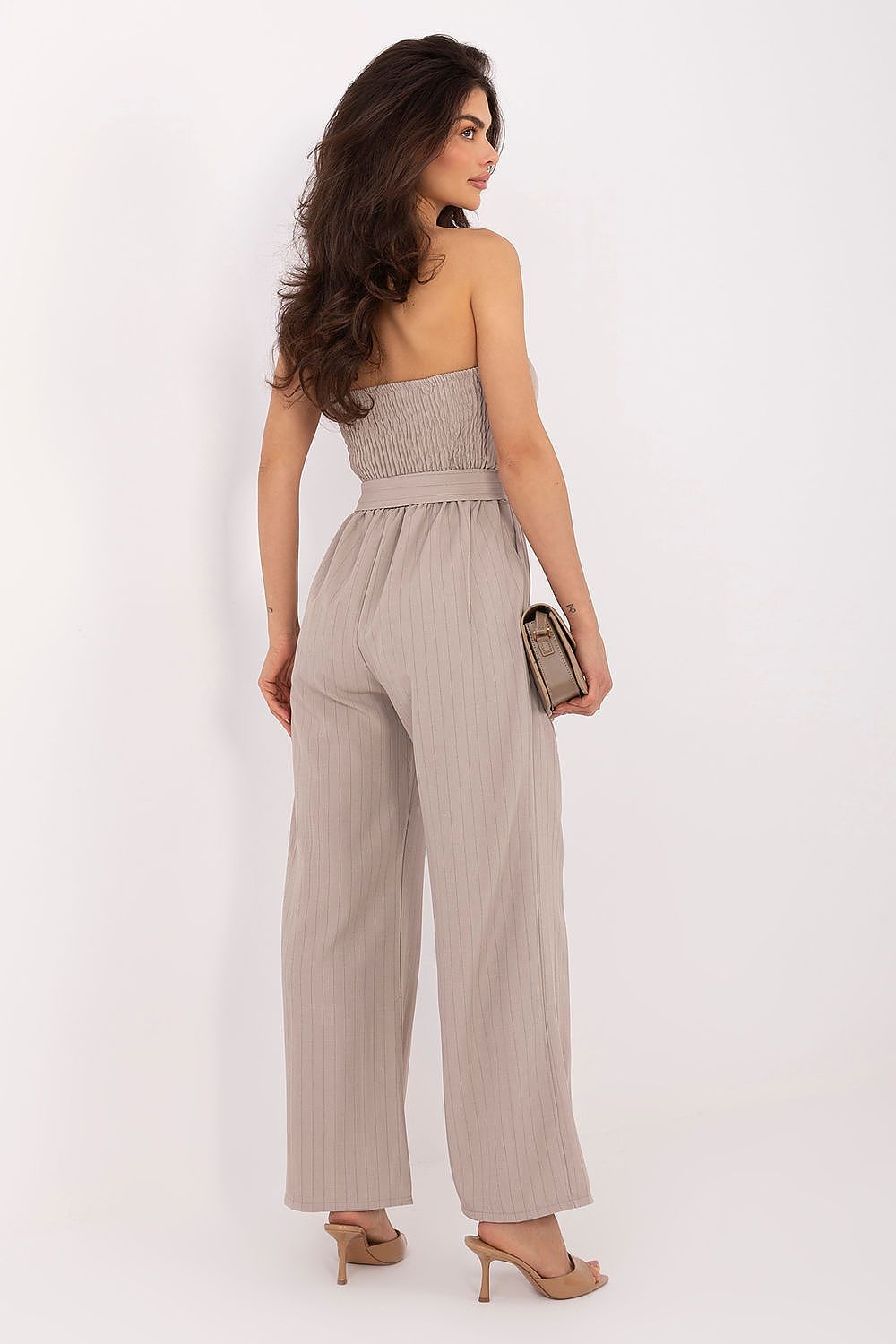 Mono de rayas elegante con cinturón y piernas anchas de Italy Moda, mostrando el diseño y la tela del mono.