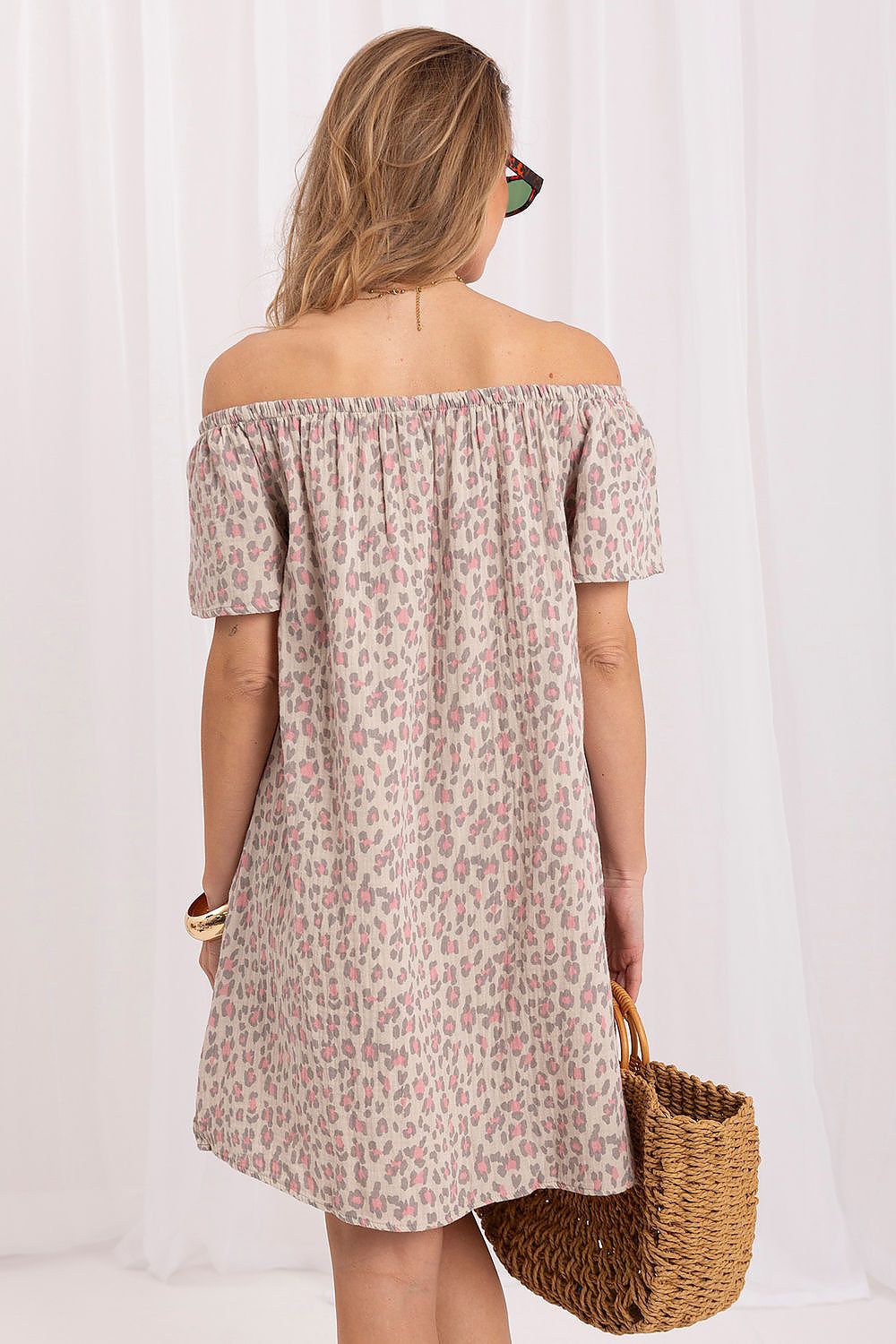 Vestido corto de algodón con estampado animal y hombros descubiertos de la marca Sublevel, mostrando el diseño en la imagen.