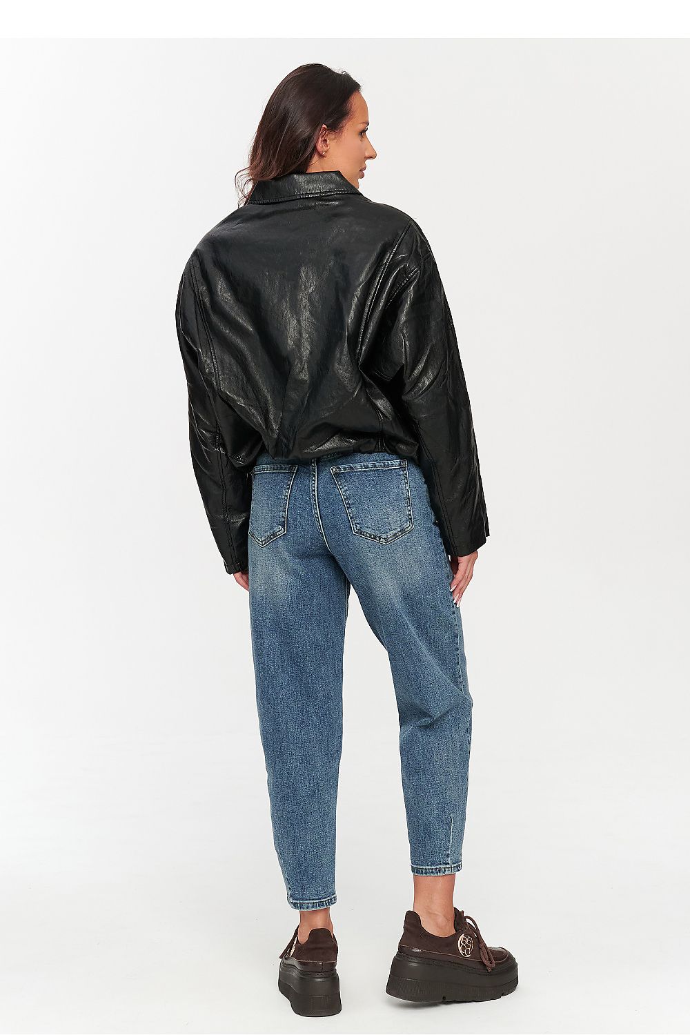 Chaqueta oversize de polipiel con cremallera marca Makadamia, vista frontal con detalles de cierre y textura de piel sintética.