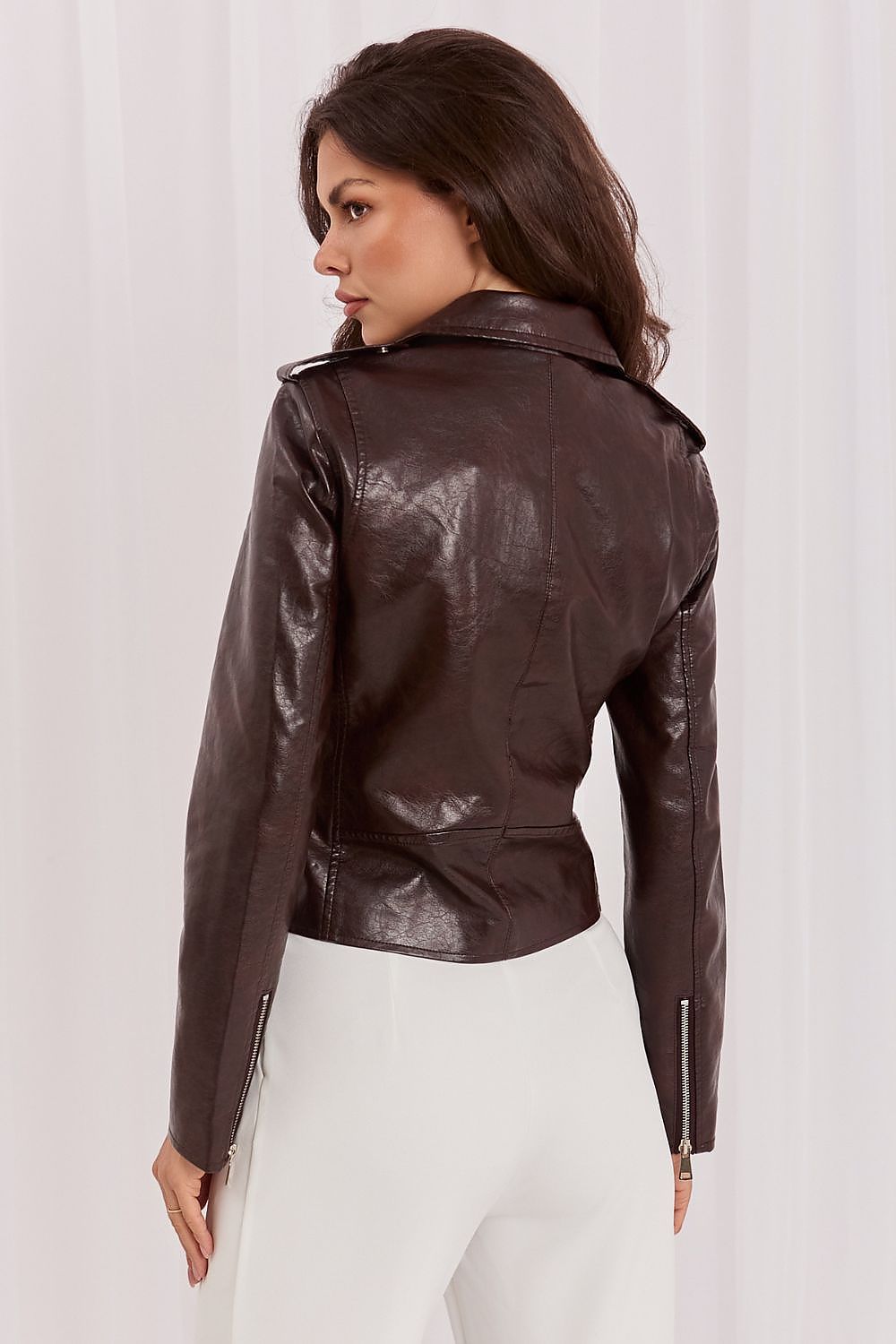Chaqueta biker de efecto piel con cinturón de Italy Moda, diseño ajustado y estilo moderno, vista frontal.