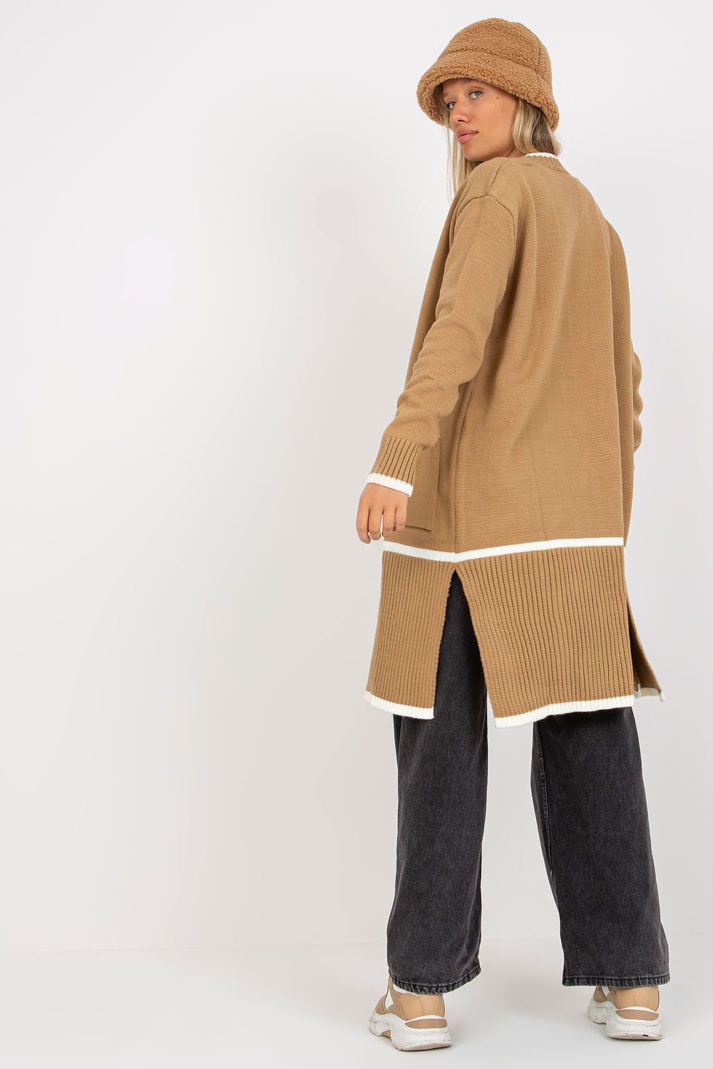 Cárdigan largo de mujer con bolsillos laterales, abrigador y cómodo de la marca Rue Paris, en color neutro, sobre fondo blanco.