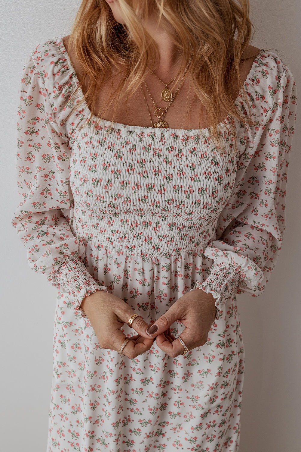 Vestido midi floral blanco con escote cuadrado