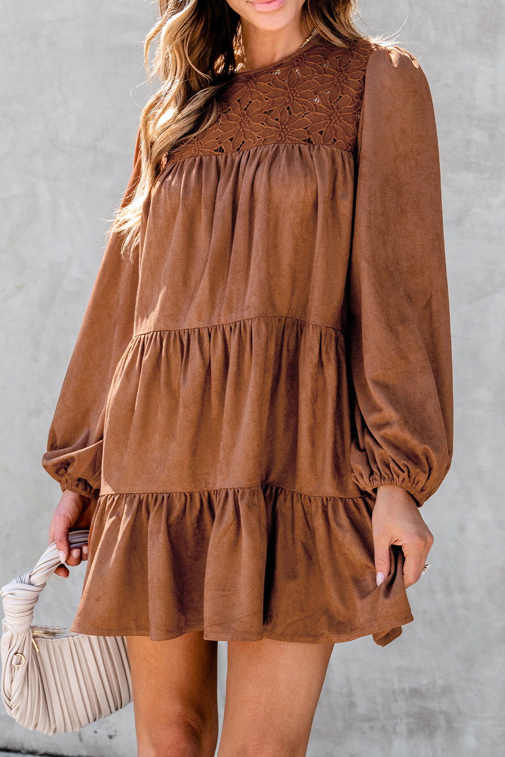 Vestido corto castaño con encaje y volantes