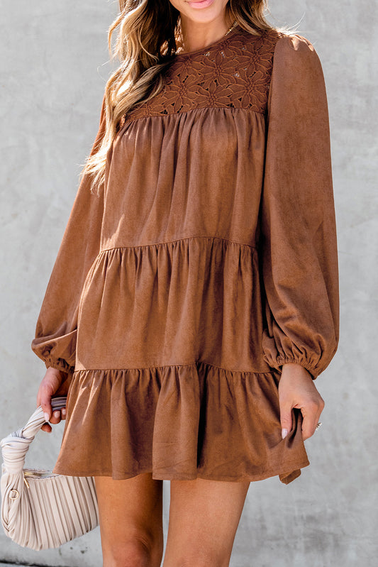 Vestido corto castaño con encaje y volantes