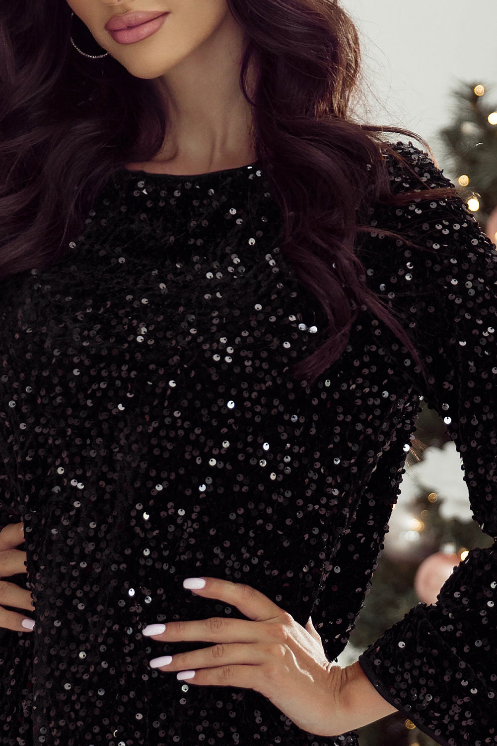 Vestido corto negro de lentejuelas con nudo en la espalda