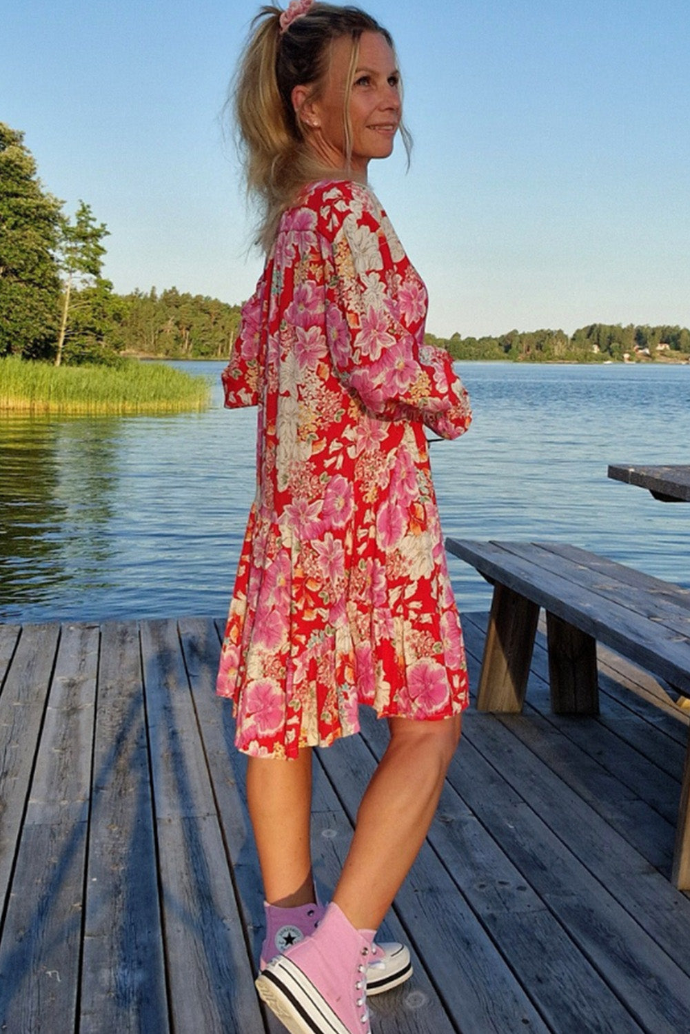 Vestido corto floral rojo con escote en V