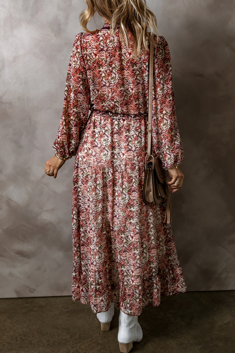 Vestido midi floral marrón con volantes