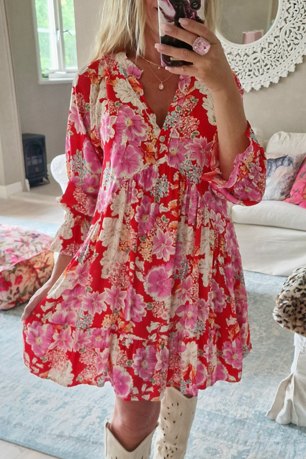 Vestido corto floral rojo con escote en V