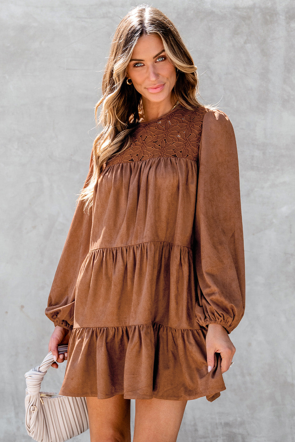 Vestido corto castaño con encaje y volantes