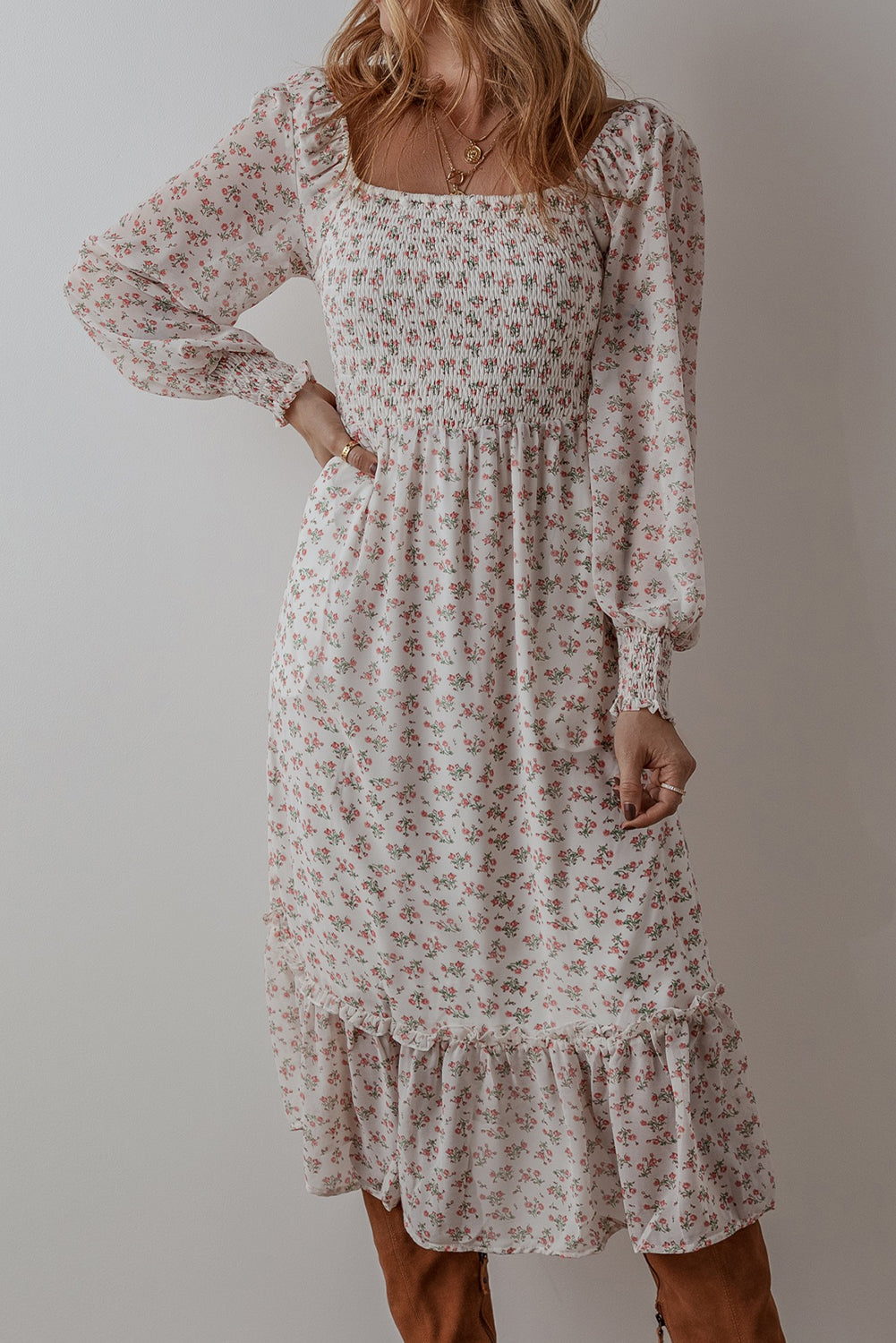 Vestido midi floral blanco con escote cuadrado