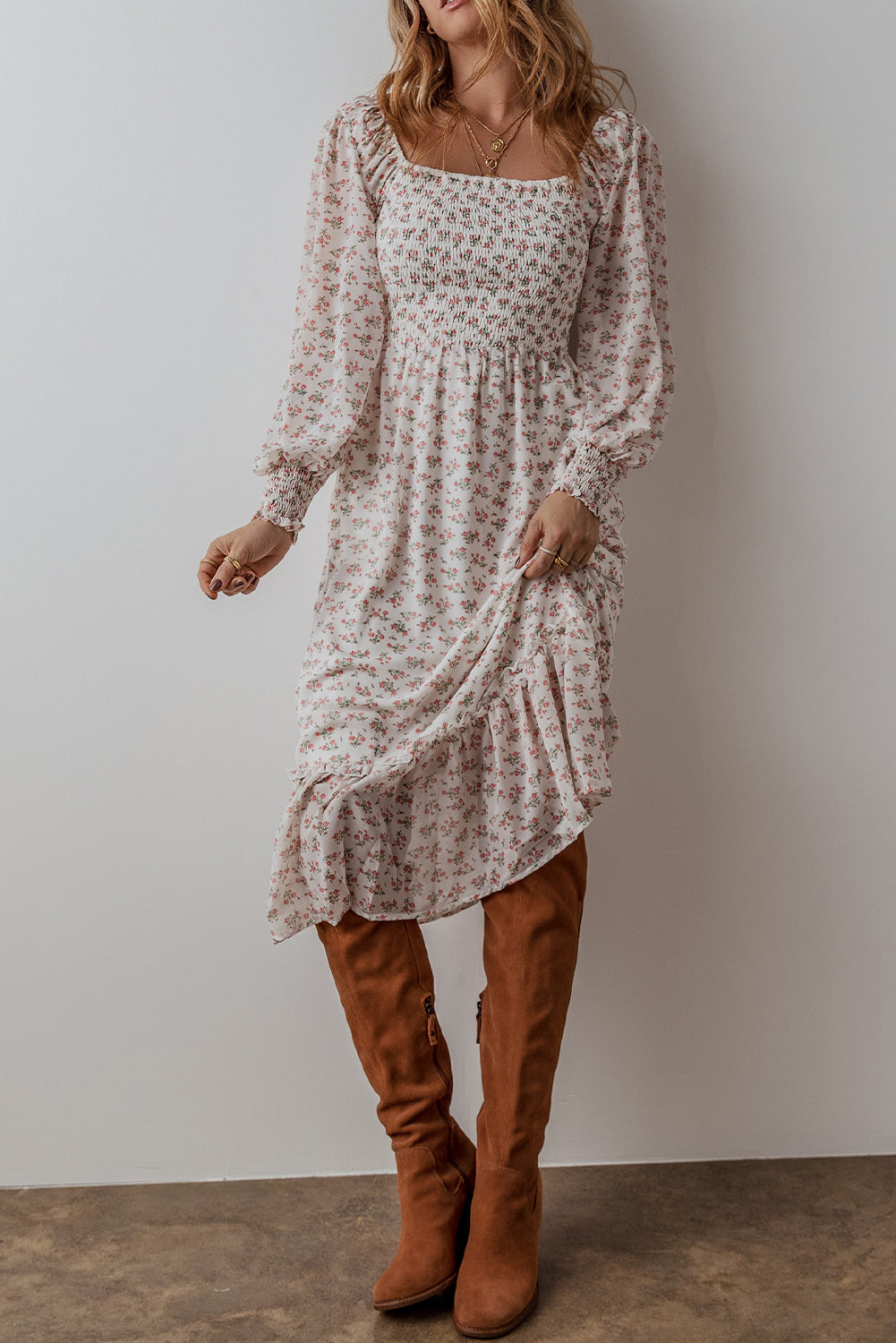 Vestido midi floral blanco con escote cuadrado