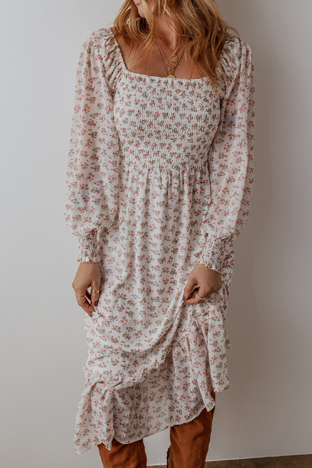 Vestido midi floral blanco con escote cuadrado