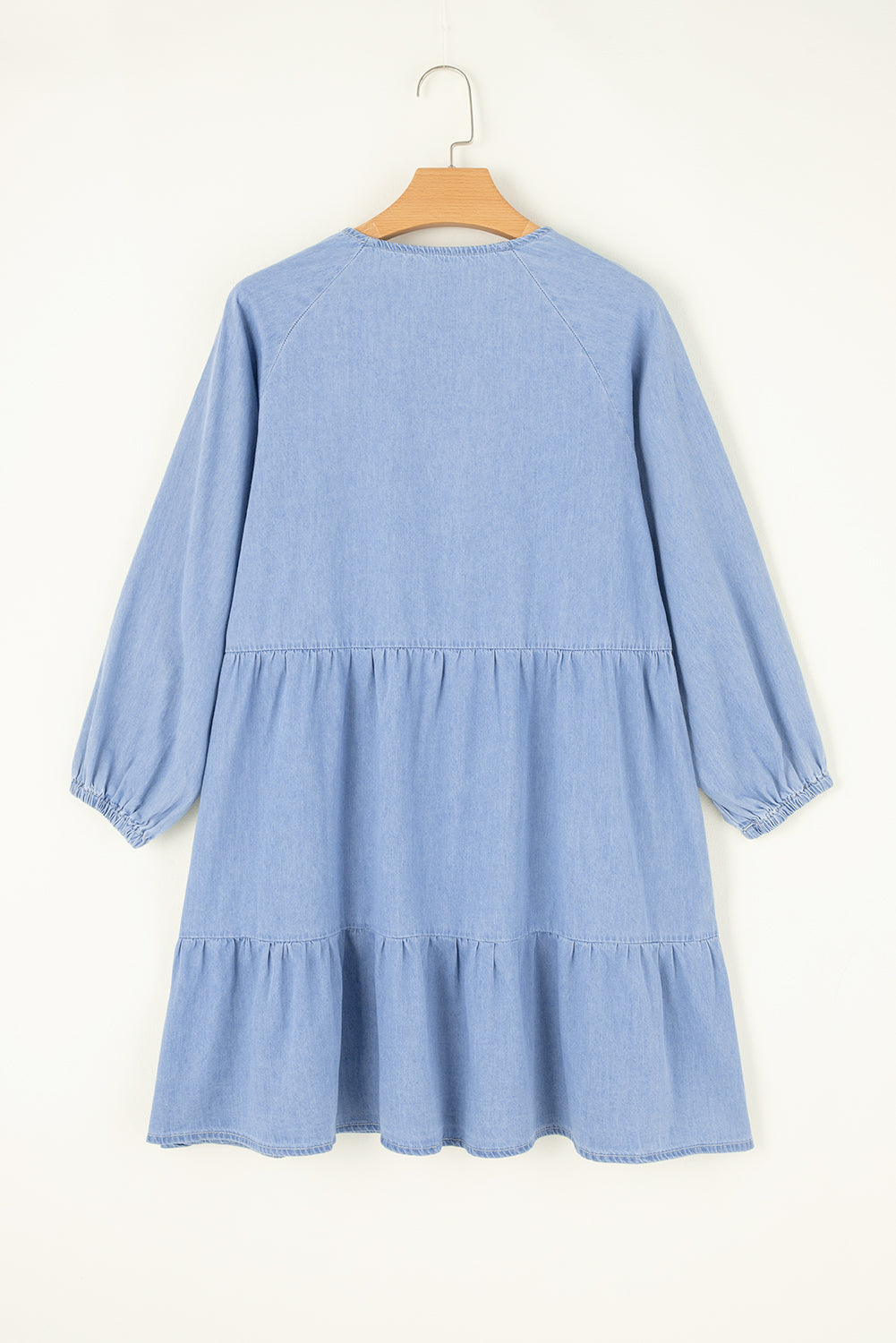 Vestido corto azul con volantes y escote en V
