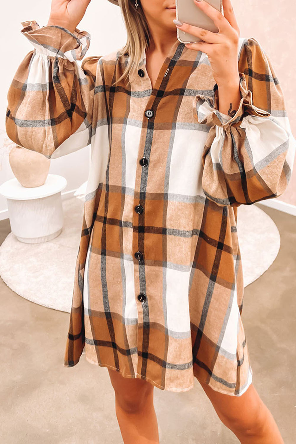 Vestido camisero de cuadros con volantes