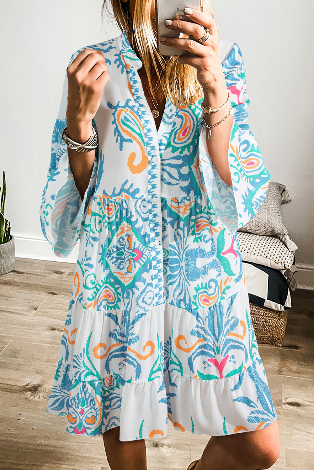 Vestido corto estampado con botones