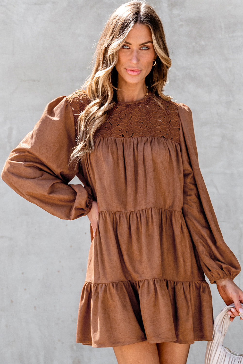 Vestido corto castaño con encaje y volantes