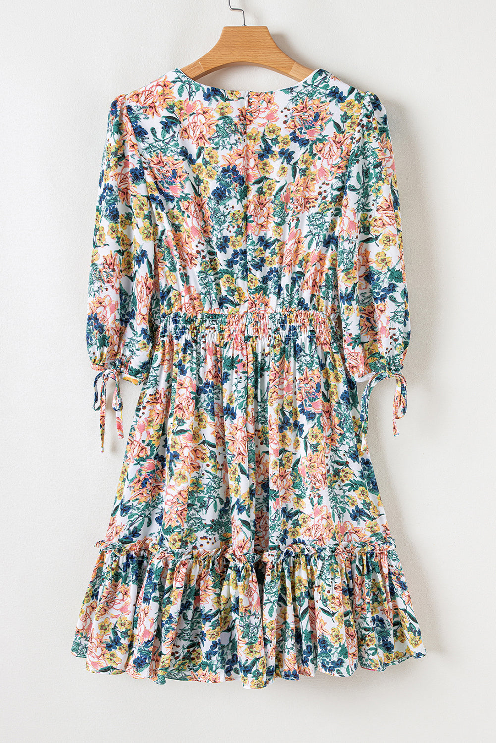 Vestido floral azul con escote en V y volantes
