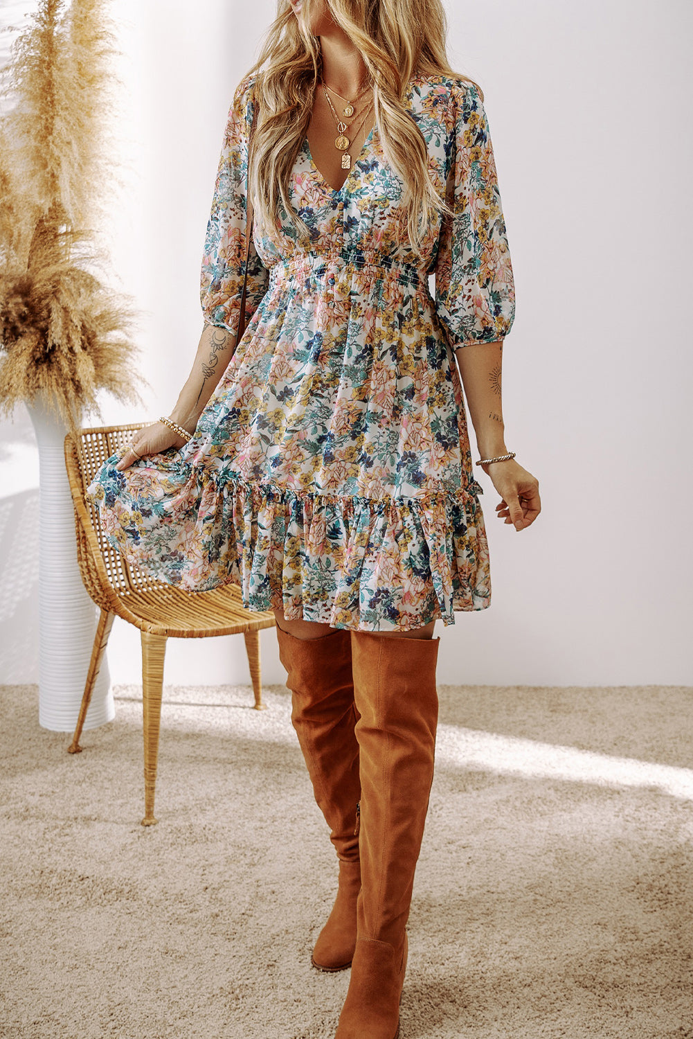 Vestido floral azul con escote en V y volantes