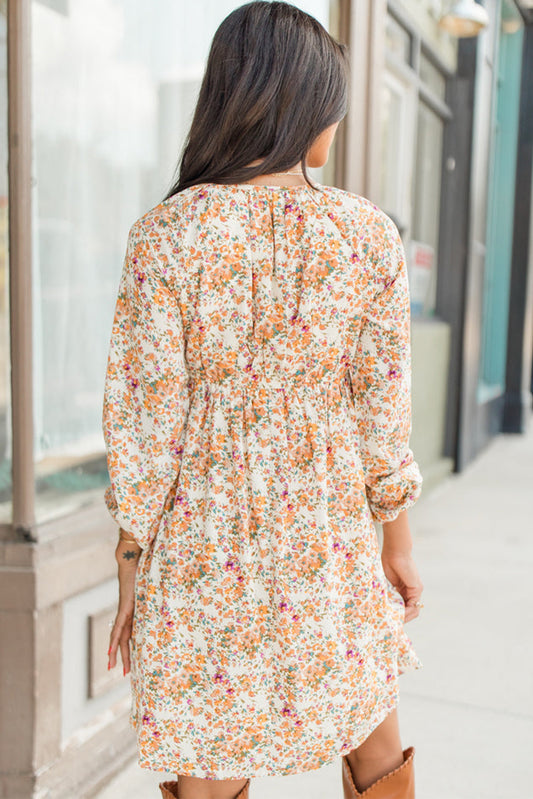 Vestido corto floral amarillo con volantes y escote en V