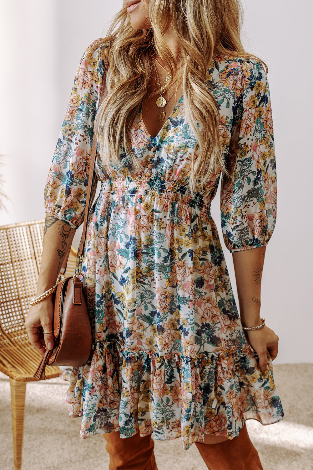 Vestido floral azul con escote en V y volantes