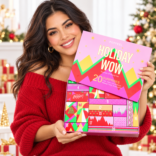 Mujer con calendario de adviento de maquillaje BB Bellezachic de 20 piezas, mostrando productos de belleza navideños.