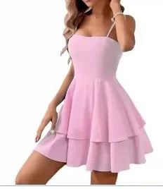Vestido corto BB Bellezachic con escote cuadrado y espalda descubierta, diseño elegante y moderno para ocasiones especiales.