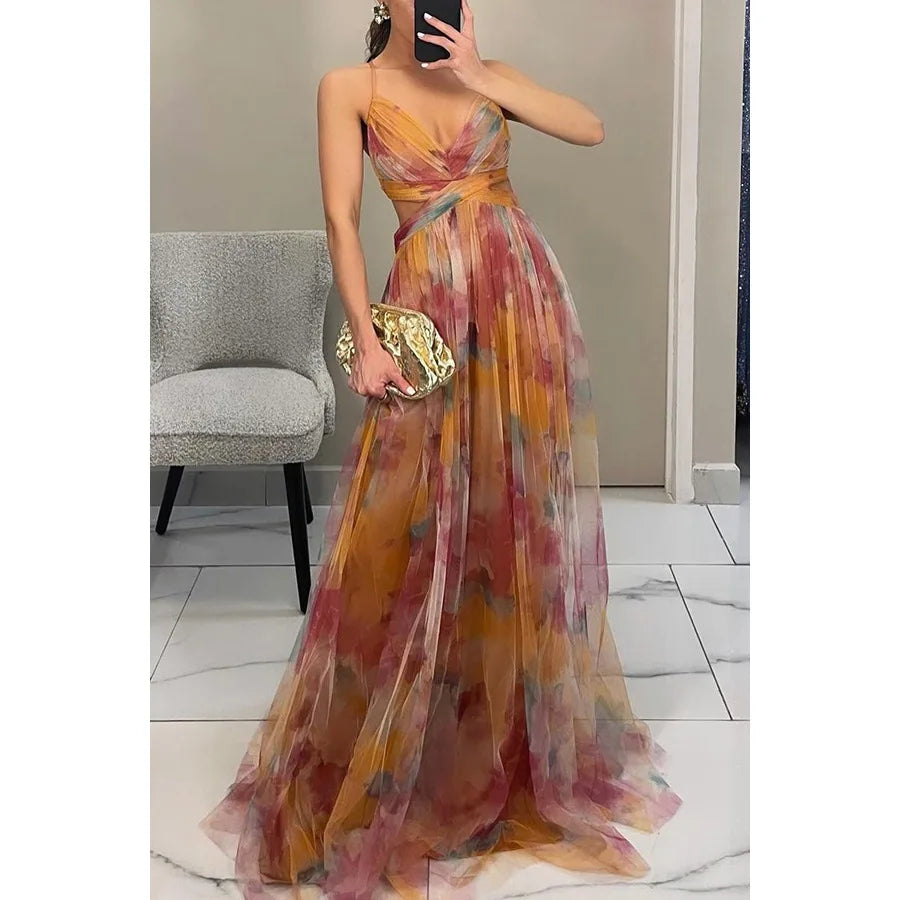 Vestido largo estampado de tirantes de la marca BB Bellezachic, con diseño colorido y detalles florales.