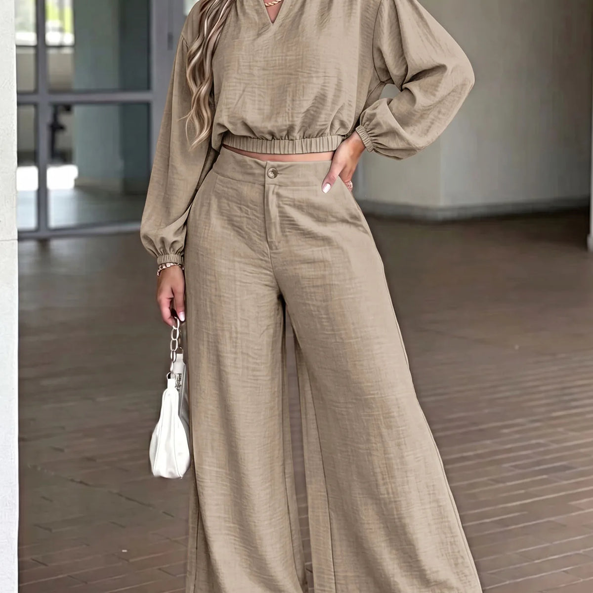Conjunto de dos piezas con pantalón ancho de la marca BB Bellezachic, vestido con blusa y pantalón fluido en tonos neutros.