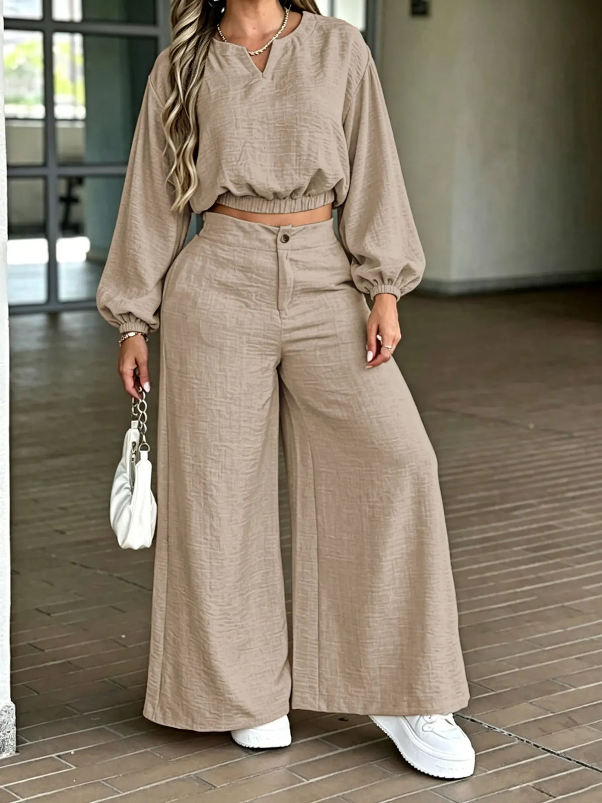 Conjunto de dos piezas con pantalón ancho de BB Bellezachic, ropa moderna y cómoda para mujer, en tonos neutros.