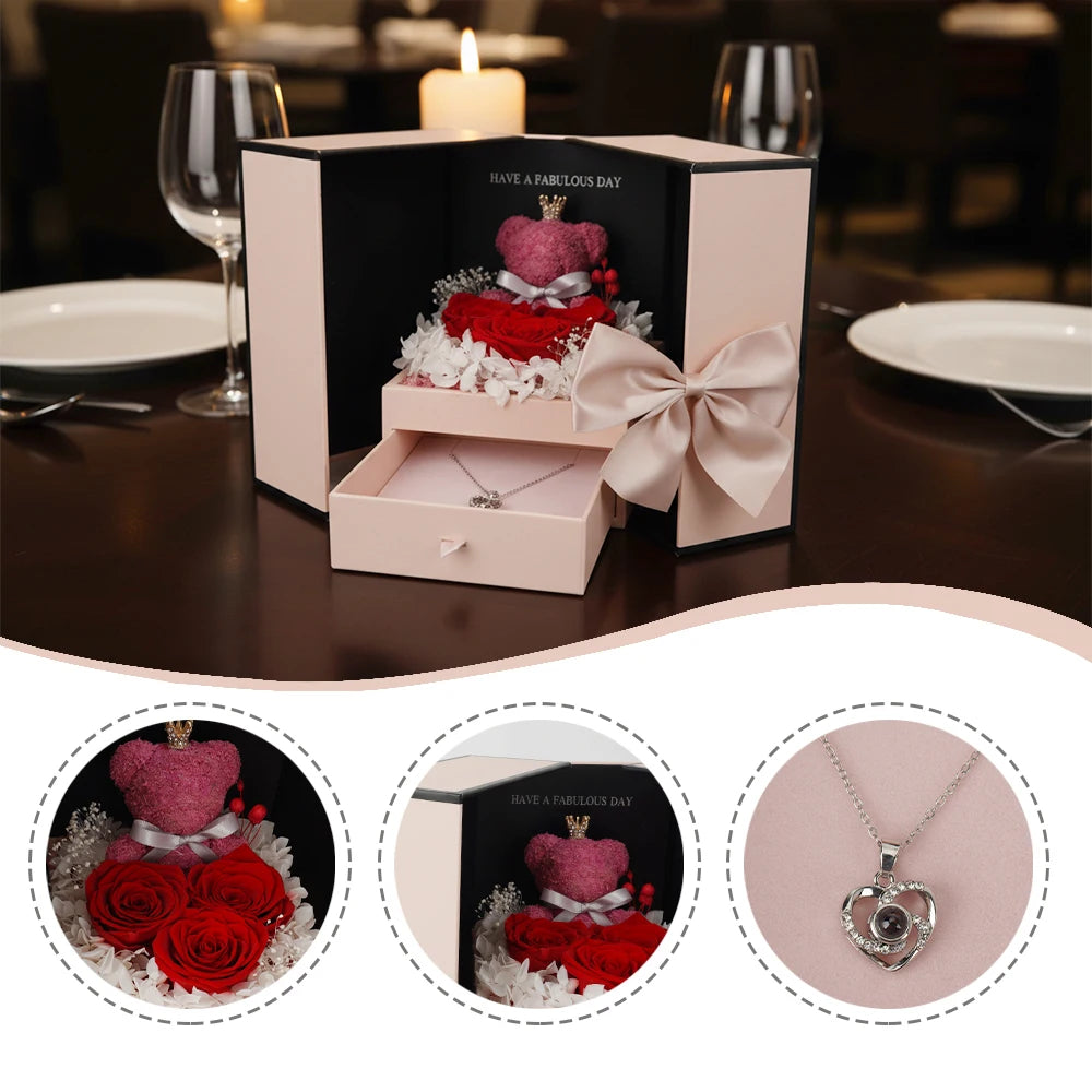 Caja de regalo con rosa preservada y collar «Te Quiero» en 100 idiomas de BB Bellezachic, presentada en elegante caja.