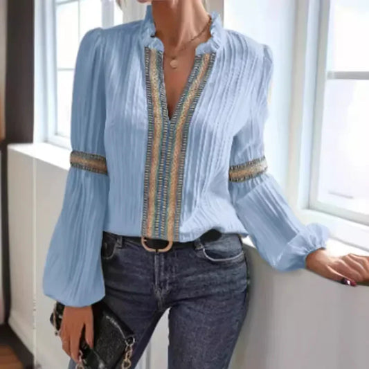 Blusa BB Bellezachic con encaje, volantes y escote en V, mostrando detalles delicados y un estilo femenino elegante.