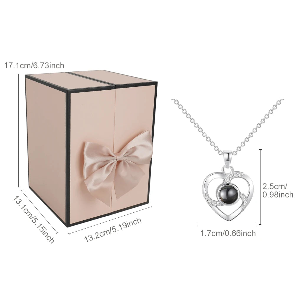 Caja de regalo con rosa preservada y collar «Te Quiero» en 100 idiomas, presentada en una elegante caja de BB Bellezachic.