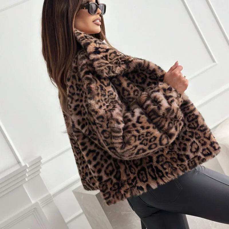 Chaqueta Teddy Leopardo BBBellezachic con mangas farol y diseño otoñal, perfecta para el estilo y comodidad en temporada fría.