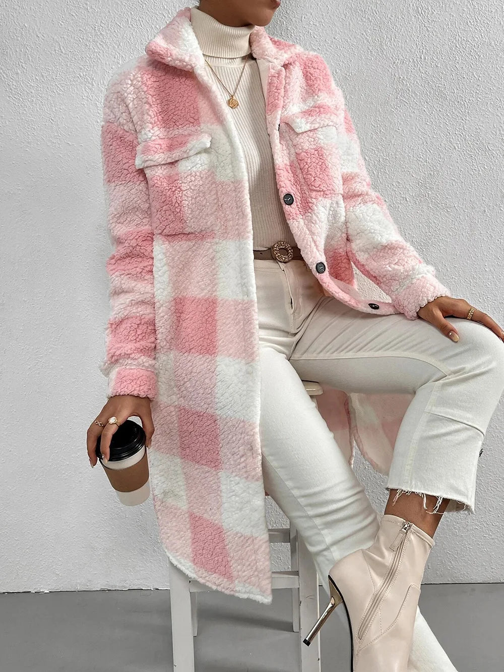 Abrigo largo de cuadros para mujer de la marca BB Bellezachic, con diseño elegante y tejido cálido.