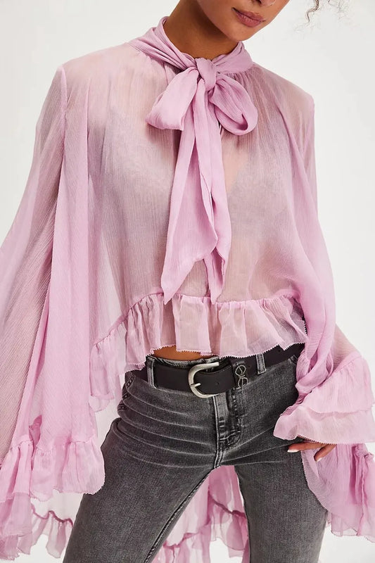 Blusa semitransparente tipo capa con lazo de BB Bellezachic, con detalles elegantes y diseño delicado para ocasiones especiales.