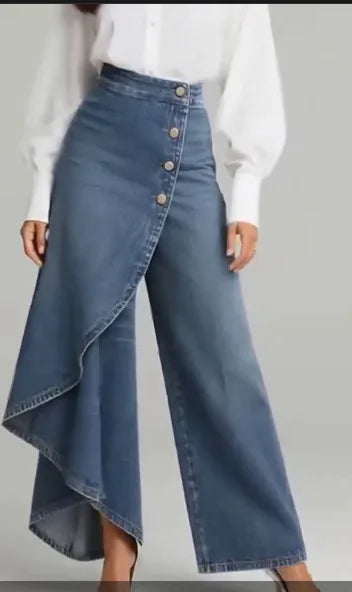 Pantalón de pierna ancha con efecto denim de BB Bellezachic, estilo moderno y cómodo, mostrado en color azul claro.