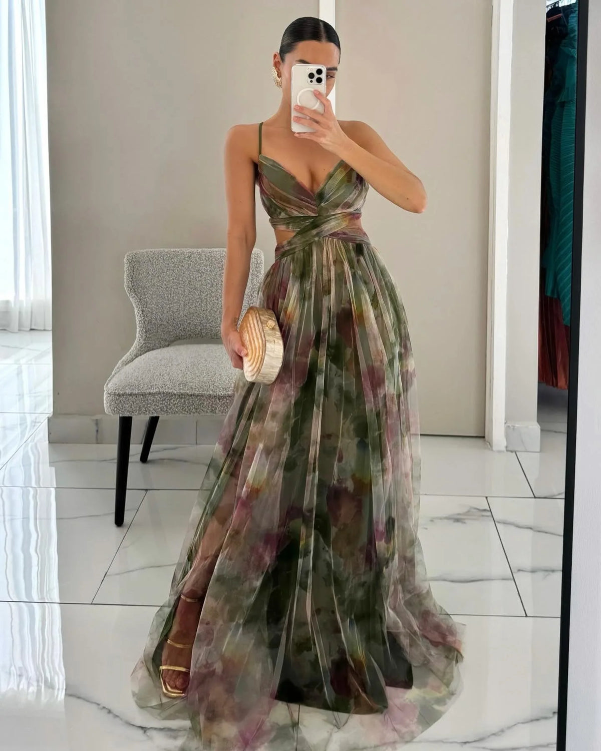 Vestido largo estampado de tirantes de BB Bellezachic, con diseño floral y estilo elegante para ocasiones especiales.