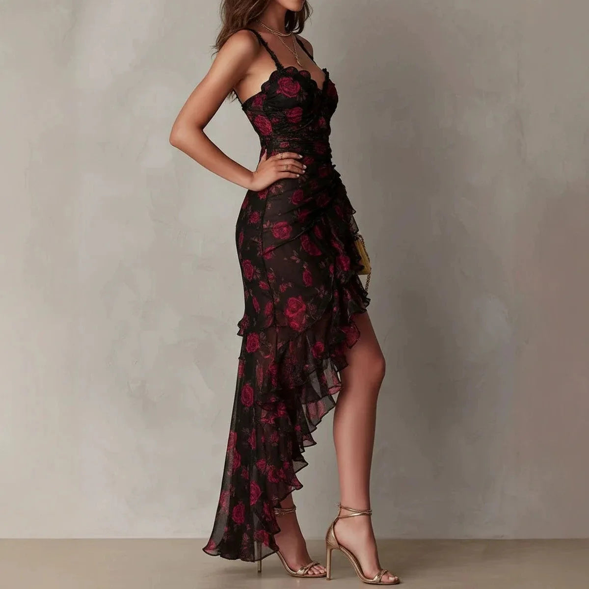 Vestido largo estampado de tirantes de BB Bellezachic, con diseño colorido y elegante, ideal para verano o eventos al aire libre.
