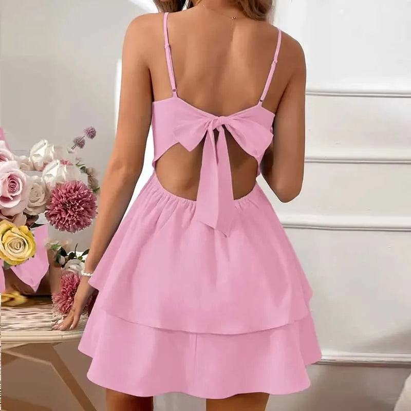 Vestido corto BB Bellezachic con escote cuadrado y espalda descubierta, diseñado para ocasiones elegantes y modernas.