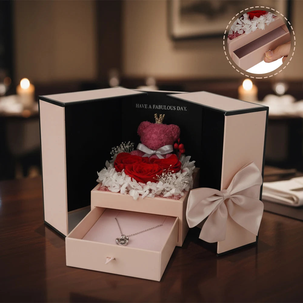 Caja de regalo con rosa preservada y collar «Te Quiero» en 100 idiomas de BB Bellezachic sobre fondo blanco.