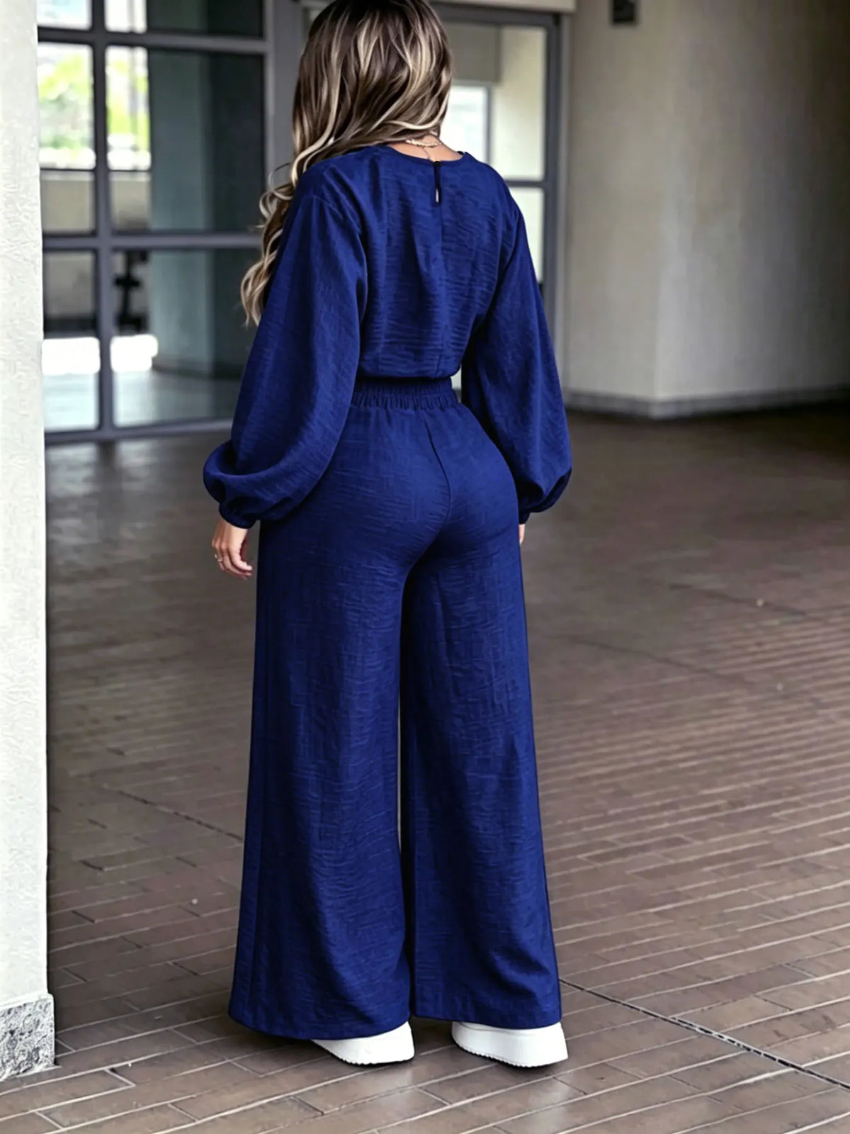 Conjunto de dos piezas con pantalón ancho de BB Bellezachic, ropa moderna y cómoda para mujer, en tonos neutros.