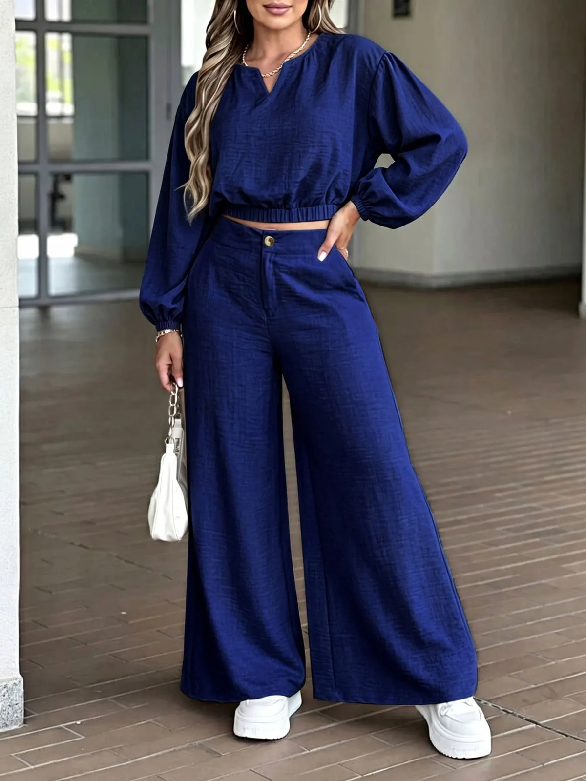 Conjunto de dos piezas con pantalón ancho de la marca BB Bellezachic, vista del conjunto completo en la imagen.