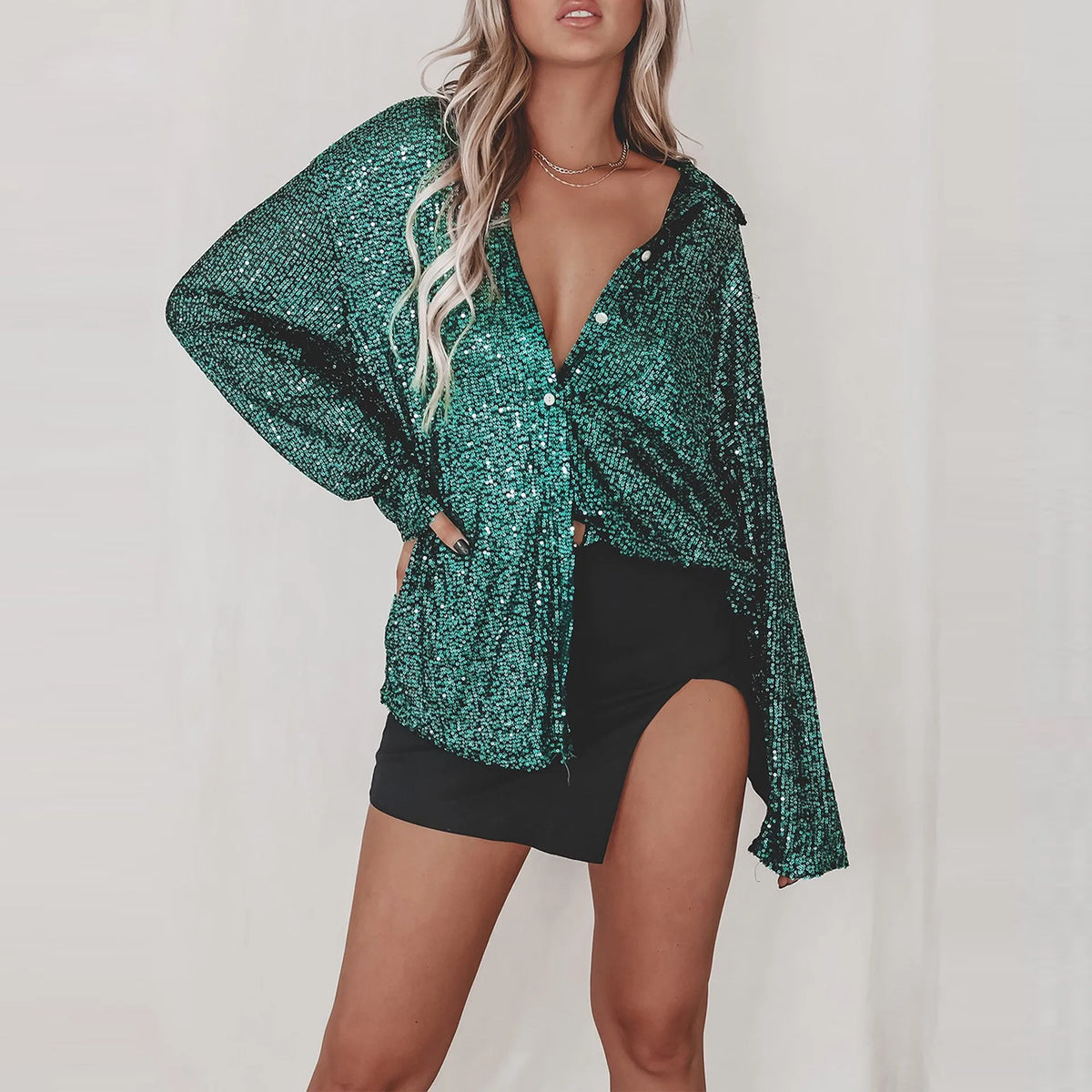 Camisa de lentejuelas de manga larga de BB Bellezachic, blusa elegante con brillo y detalles brillantes en la imagen.